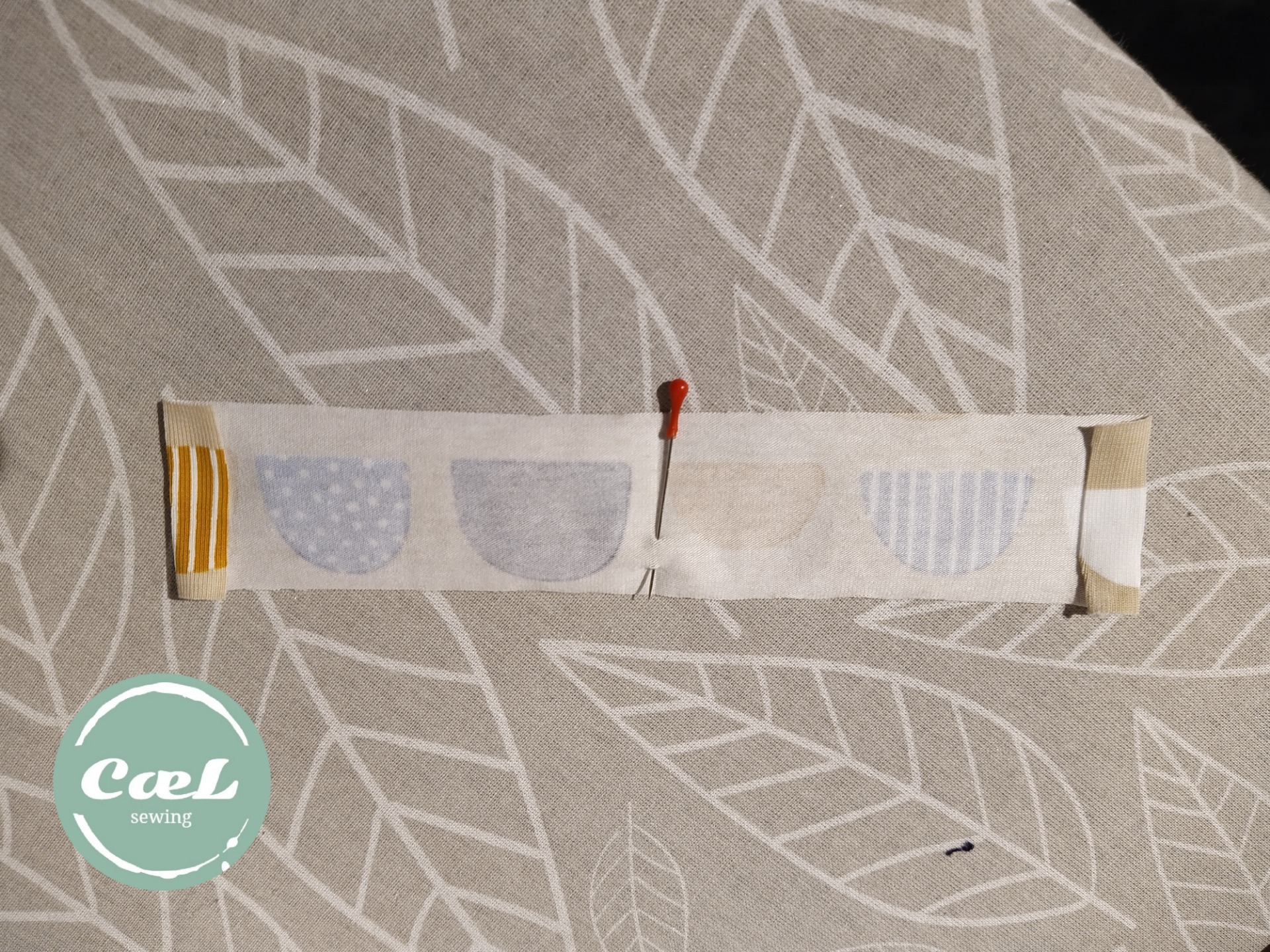 Strijk korte zijde 1 cm naar binnen en markeer het midden van de lange zijde / Iron short sides 1 cm to the inside and mark middle of the long side